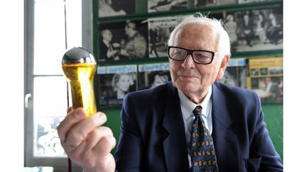 Pierre Cardin montre un flacon de son parfum &quot;Cardin de Pierre Cardin&quot;
 (M.Fedouach. AFP)