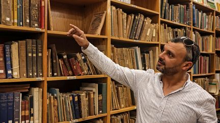 À Jérusalem, au sein de la bibliothèque Khalidi, archivistes et conservateur tentent de redonner vie à l'histoire palestinienne