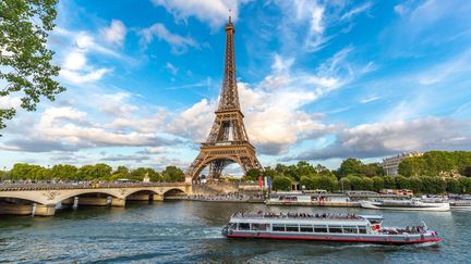 Les bateaux-mouches et la balade romantique sur la Seine, une tradition pour les touristes étrangers mais aussi pour les Français.&nbsp; (GETTY IMAGES)