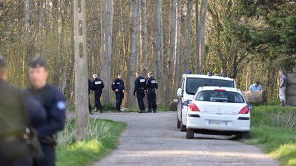 La police enqu&ecirc;te pr&egrave;s du lieu o&ugrave; le corps d'une fillette a &eacute;t&eacute; retrouv&eacute;, dans un bois de Calais, le 15 avril 2015. (PHILIPPE HUGUEN / AFP)