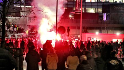 Des supporteurs lyonnais aux prises avec les forces de l'ordre (MATHIS BOUSSUGE / CROWDSPARK)