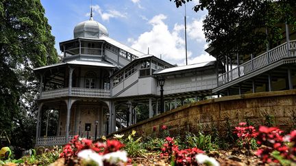 L'ancien palais d'Addis-Abeba, construit en 1886 par l'empereur Menelik II, fondateur de la capitale, fut la demeure des empereurs d'Ethiopie pendant plus d'un siècle. Il a aussi servi de lieu de torture sous le régime communiste de Mengistu Hailé Mariam (1974-1991). (MICHAEL TEWELDE / AFP)