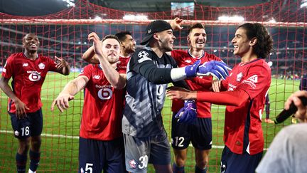 Lucas Chevalier, le gardien du Losc, célèbre avec ses coéquipiers la victoire de prestige contre le Real Madrid, en Ligue des champions (1-0), mercredi 2 octobre. (SAMEER AL-DOUMY / AFP)