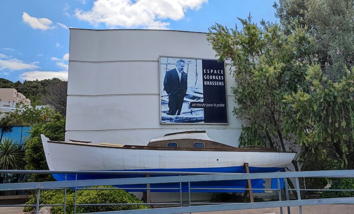 Bateau&nbsp;du poète à l'entrée de l'Espace Brassens, à Sète&nbsp;(15 juillet 2021) (ANNIE YANBEKIAN / FRANCEINFO CULTURE)