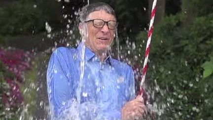 Capture d'&eacute;cran d'une vid&eacute;o dans laquelle le PDG de Microsoft, Bill Gates, participe au "Ice Bucket Challenge", et post&eacute;e le 15 ao&ucirc;t 2014 sur YouTube. (THEGATESNOTES / YOUTUBE)