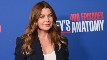 Ellen Pompeo alias Meredith Grey, le 5 mai 2022 à Los Angeles, lors de la célébration du 400e épisode de la série médicale "Grey's Anatomy" dont son personnage&nbsp;est inspiré.&nbsp; (STEWART COOK / DISNEY GENERAL ENTERTAINMENT CON)