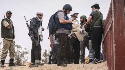 Le journaliste américain Steven Stoloff (au centre avec un casque) en Libye le 2 juin 2011. (AFP - Etienne de Malglaive)