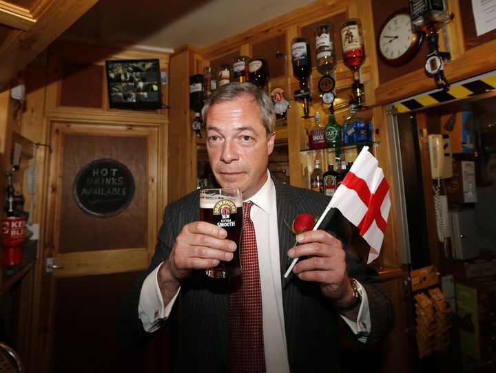 Nigel Farage boit une bi&egrave;re avec un&nbsp;drapeau de l'Angleterre, le jour de la Saint-George, le 23 avril 2015.&nbsp; (SUZANNE PLUNKETT / REUTERS)