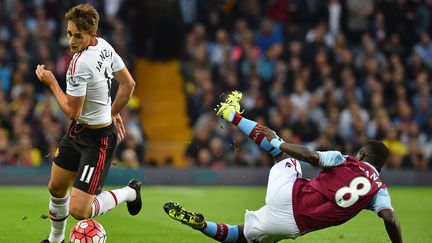 Le Belge Adrian Januzaj au duel face à Idrissa Gueye (BEN STANSALL / AFP)