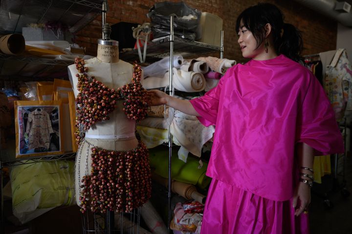 La marque Dauphinette fondée par la créatrice Olivia Cheng dans son atelier, à la New York Fashion Week, le 9 février 2022 (ED JONES / AFP)