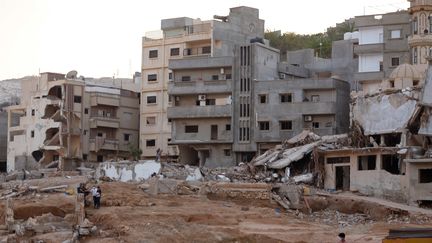 Des immeubles ravagés après les inondations dans la ville de Derna (Libye), le 17 septembre 2023. (MOHAMMAD JAVAD / AFP)