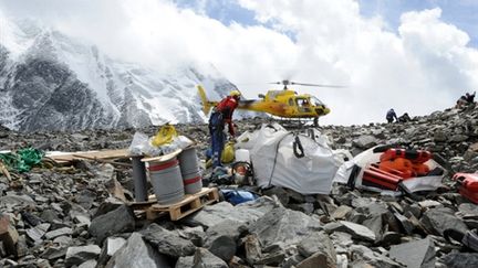 Techniciens se préparant à installer le système d'alerte directement sur le glacier de Tête Rousse. (AFP - JEAN-PIERRE CLATOT)