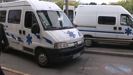 Les ambulanciers manifestent contre "l'ubérisation" de leur profession