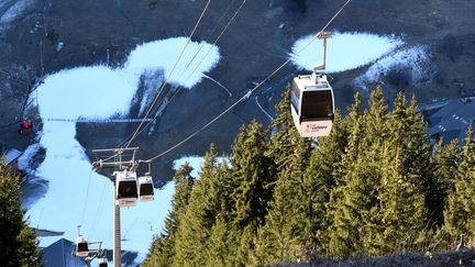 Dans la station de Méribel (Savoie), le 16 décembre 2016, la neige était&nbsp;peu présente. (JEAN-PIERRE CLATOT / AFP)