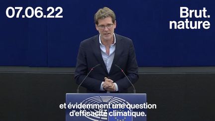 Depuis une vingtaine d’années, les dirigeants européens ne cessent de parler de l’instauration d’une “taxe carbone” sur les produits importés dans l’Union Européenne. Mais l’adoption de cette mesure connaît un nouvel échec au Parlement le 8 juin. (BRUT / FRANCEINFO)