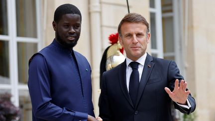 Le président du Sénégal Bassirou Diomaye Faye et le président français Emmanuel Macron devant l'Elysée le 20 juin 2024 à Paris. (LUDOVIC MARIN / AFP)