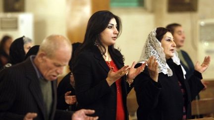 Des chrétiens en prière lors d'un office en l'église Saint Joseph, à Bagdad (AFP/ALI AL-SAADI)