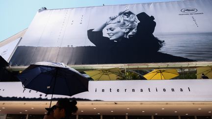 Le Palais des Festivals, à Cannes, orné de l'affiche du 76e Festival international du film. (BEATA ZAWRZEL / NURPHOTO)