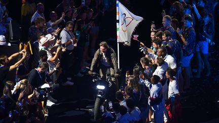 Passage de témoin. Lors de la cérémonie de clôture des JO, le 11 août, après avoir sauté du toit du Stade de France, l'acteur Tom Cruise s'empare du drapeau olympique pour le ramener à Los Angeles, future ville hôte en 2028. (MAXPPP)