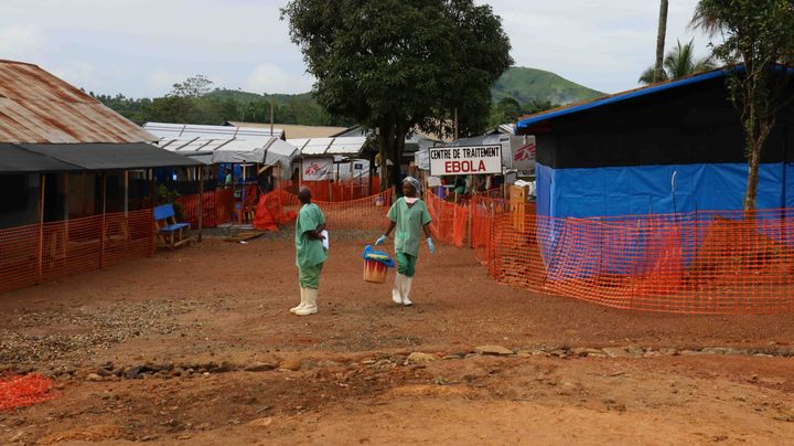 Des soignants s'affairent,&nbsp;le 17 septembre 2014&nbsp;&agrave; Gu&eacute;ck&eacute;dou, en Guin&eacute;e, o&ugrave; l'&eacute;pid&eacute;mie d'Ebola a d&eacute;but&eacute; en d&eacute;cembre 2013. (FABIEN OFFNER / ANADOLU AGENCY / AFP)