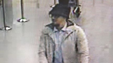 L'homme au chapeau, rep&eacute;r&eacute; sur les images de surveillance &agrave; l'a&eacute;roport de Bruxelles, mardi 22 mars, pourrait &ecirc;tre&nbsp;Fay&ccedil;al Cheffou. (HO / BELGIAN FEDERAL POLICE / AFP)