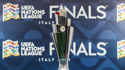 Le trophée de la Ligue des nations, présenté le 6 octobre à Milan, avant le début de la phase finale (JAKUB PORZYCKI / NURPHOTO)