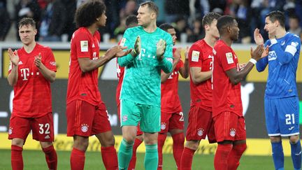 Des joueurs des équipes d'Hoffenheim et du Bayern Munich à la fin du match. Match remporté par le Bayern 6-0. (DANIEL ROLAND / AFP)