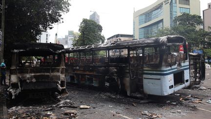 Un bus incendié après les manifestations au Sri Lanka, le 10 mai 2022, à Colombo. (PRADEEP DAMBARAGE / NURPHOTO / AFP)