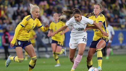 Delphine Cascarino au duel avec deux Suédoises, le 11 octobre au stade Gamla Ullevi (Göteborg).&nbsp; (ADAM IHSE / TT News Agency via AFP)