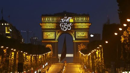 L'arc de triomphe et les Champs-Elys&eacute;es sont illumin&eacute;s aux couleurs du maillot du vainqueur du 100e Tour de France &agrave; l'issue de la derni&egrave;re &eacute;tape &agrave; Paris, le 21 juillet 2013. (JOEL SAGET / AFP)