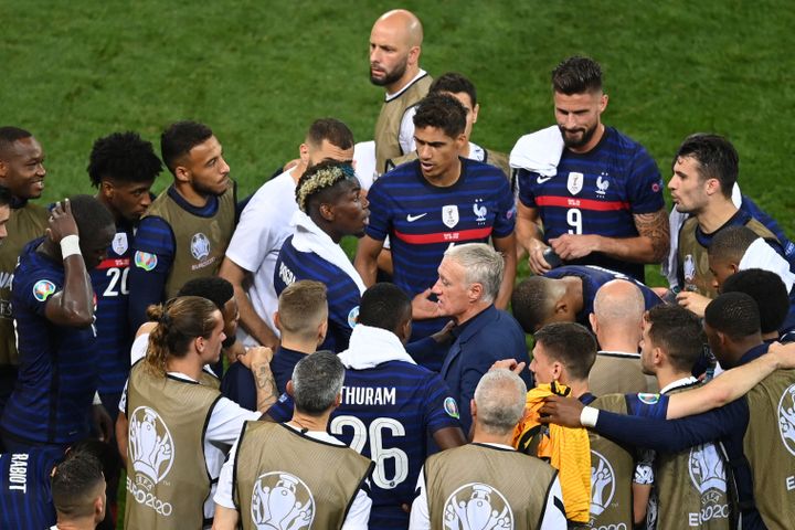 Didier&nbsp;Deschamps au milieu de ses joueurs lors du huitième de finale de l'Euro 2020, face à la Suisse, le lundi 28 juin 2021. (DANIEL MIHAILESCU / POOL)