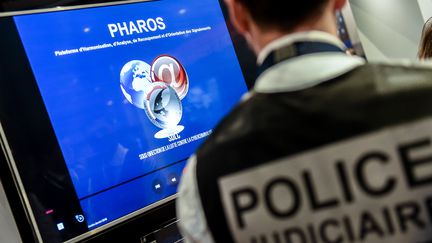 Un policier de la plateforme Pharos lors du 10e Forum international de cybersécurité, à Lille, le 23 janvier 2018. (PHILIPPE HUGUEN / AFP)