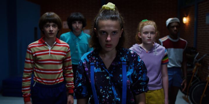 Eleven&nbsp;(Millie Bobby Brown), Lucas (Caleb McLaughlin), Mike (Finn Wolfhard), Will (Noah Schnapp) et Max (Sadie Sink) font face à une nouvelle menace venue de l'Upside Down.&nbsp; (NETFLIX)