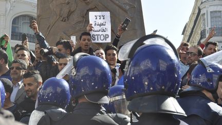 Des manifestants protestent contre la candidature d'Abdelaziz Bouteflika à l'élection présidentielle en Algérie, le 23 février 2019, à Alger. (DPA / ZUMA PRESS / REA)