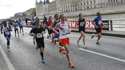 Des participants au 38e marathon de Paris, le 6 avril 2014. (THOMAS SAMSON / AFP)