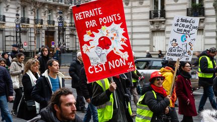 La CGT dénonce également la réforme de l'assurance-chômage, comme ici à Paris, samedi 7 décembre. Certains "gilets jaunes", dont le mouvement est en repli, rejoignent parfois les cortèges syndicaux.&nbsp; (AMAURY CORNU / HANS LUCAS)