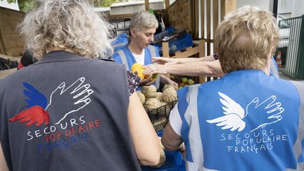 Des bénévoles du Secours Populaire à Poitiers (Vienne), le 3 octobre 2023. Illustration. (JEAN-FRANCOIS FORT / HANS LUCAS)