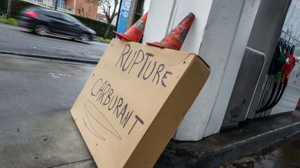 Total&nbsp;assure que le mouvement de blocage annoncé du 7 au 10 janvier n'aura "aucun impact sur l'approvisionnement" de son réseau (photo d'illustration). (FR?D?RIC SCHEIBER / HANS LUCAS)