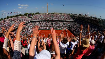 Le public de Roland-Garros fait la ola pendant la finale dames Sharapova-Halep, le 7 juin 2014 &agrave; Paris.&nbsp; (CLIVE BRUNSKILL / GETTY IMAGES)