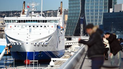 Un ferry de la SNCM &agrave; quai, &agrave; Marseille (Bouches-du-Rh&ocirc;ne), en janvier 2015. (ANNE-CHRISTINE POUJOULAT / AFP)