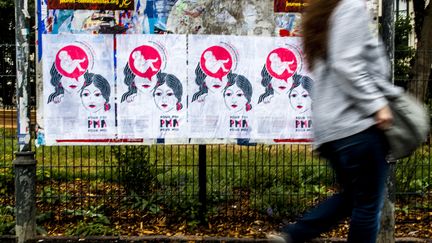 Des affiches du Parti communiste français pour l'ouverture de la PMA à toutes les femmes, le 28 juin 2017, à Rennes (Ille-et-Vilaine).&nbsp; (MARTIN BERTRAND / AFP)