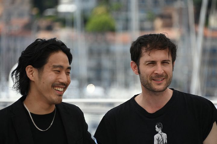 Le réalisateur assistant Yu&nbsp;Shibuya à gauche, et le réalisteur français Arthur Harari, lors d'une séance photos pour le film "Onoda" au 74e festival de Cannes, le 8 juillet 2021, dans la sélection "Un Certain Regard".&nbsp; (CHRISTOPHE SIMON / AFP)