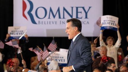 Mitt Romney remercie ses partisans apr&egrave;s ses deux victoires aux primaires r&eacute;publicaines &agrave; Novi (Michigan), le 28 f&eacute;vrier 2012. (JUSTIN SULLIVAN / GETTY / AFP)