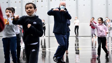 Le ministre de l'Education, de la Jeunesse et des Sports Jean-Michel Blanquer participe à une séance d'éducation physique avec des écoliers à l'occasion de la 5e édition de la semaine olympique et paralympique, le 2 février 2021 à Paris. (FRANCK FIFE / AFP)