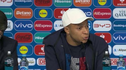 Kylian Mbappé s’inquiète de voir "les extrêmes aux portes du pouvoir" en référence à la situation politique actuelle en France. D’autres sportifs ont également pris position. (France 2)