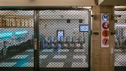 Une bouche de métro fermée à la station Gare de l'Est, à Paris, le 1er janvier 2020. (MATHIEU MENARD / HANS LUCAS / AFP)