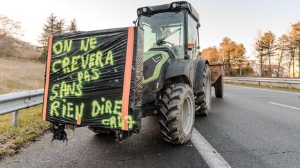 Le tracteur d'un agriculteur participant aux manifestations de colère du secteur, près d'Agen (Lot-et-Garonne), le 25 janvier 2024. (ISABELLE SOURIMENT / HANS LUCAS / AFP)