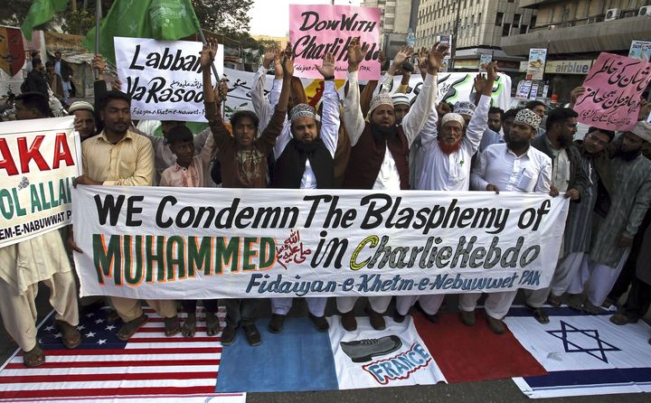 Des militants d'un parti religieux pakistanais protestent contre la caricature de Mahomet publi&eacute;e par Charlie Hebdo, le 17 janvier 2015 &agrave; Karachi (Pakistan). (FAREED KHAN / AP/ SIPA)