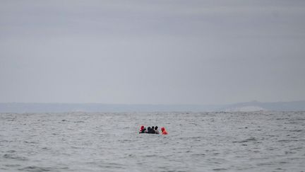 Des migrants tentent de traverser la Manche sur une embarcation légère, le 27 août 2020. (Illustration) (SAMEER AL-DOUMY / AFP)