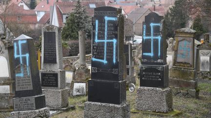 Les tombes profanées du cimetière de&nbsp;Quatzenheim, dans le Bas-Rhin, le 19 février 2019.&nbsp; (FREDERICK FLORIN / AFP)